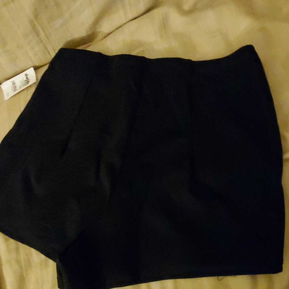 Shorts - Picture 3 of 3